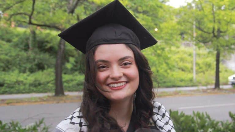 Aysenur Ezgi Eygi at graduation, wearing a keffiyeh.